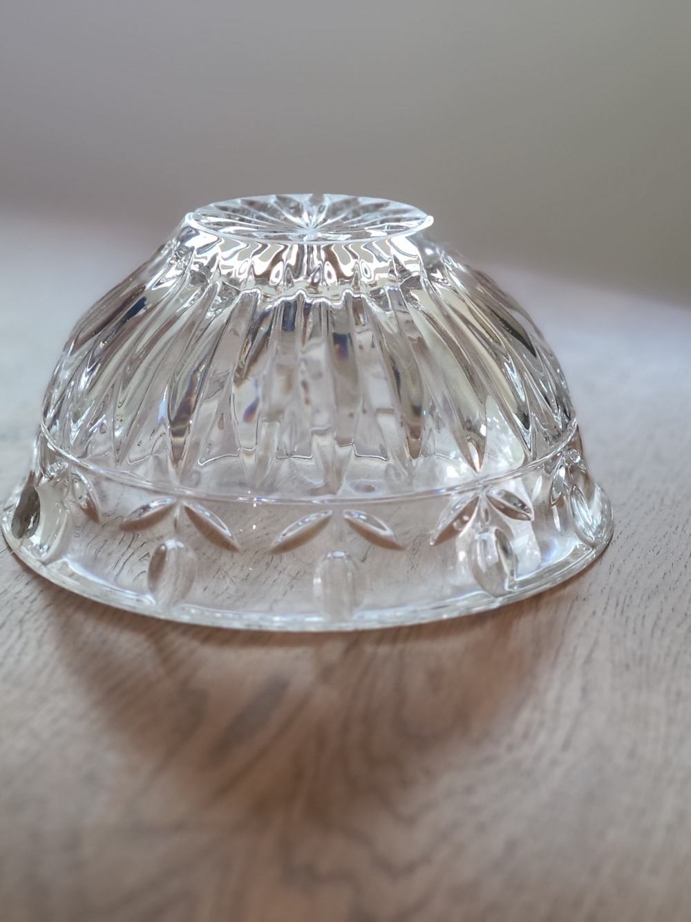 Vintage - Block Crystal Tulip Garden patterned clear glass salad bowl. - Picture 7 of 10